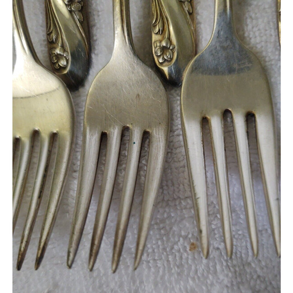 Holmes & Edwards Silverplate Silverware Romance Pattern Salad Forks 8 Pieces - Picture 4 of 9